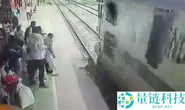 印度两男子为图方便横穿铁轨，遭高速火车撞击身亡
