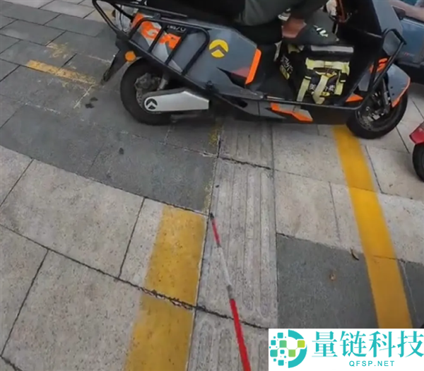 瞽者女孩盲道遭逆行电车撞倒反被怒斥?交警介入后肇事者道歉