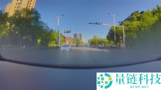 长安启源 A06 摄像头严重油膜致辅助驾驶失效，车主维权引关注