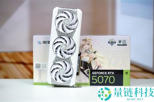 影驰 RTX 5070 星曜 LUNA OC 图赏：镜面背板设计惊艳亮相