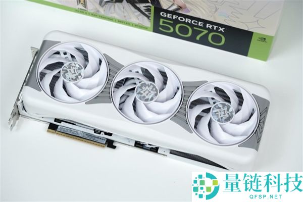 影驰 RTX 5070 星曜 LUNA OC 图赏：镜面背板设计惊艳亮相