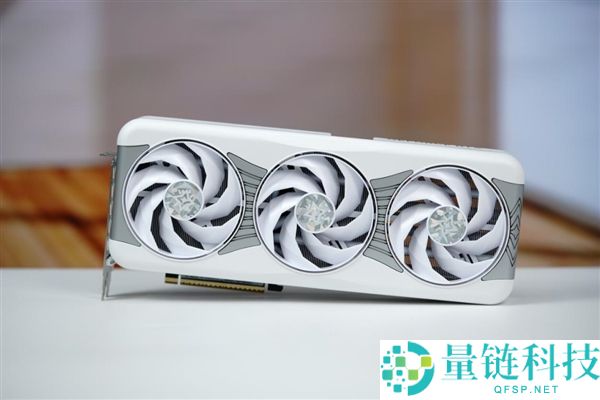 影驰 RTX 5070 星曜 LUNA OC 图赏：镜面背板设计惊艳亮相