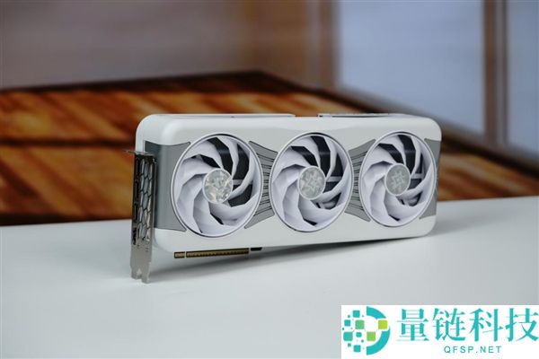 影驰 RTX 5070 星曜 LUNA OC 图赏：镜面背板设计惊艳亮相