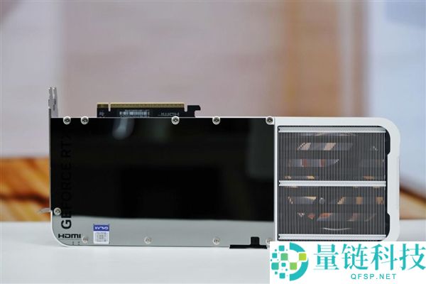 影驰 RTX 5070 星曜 LUNA OC 图赏：镜面背板设计惊艳亮相