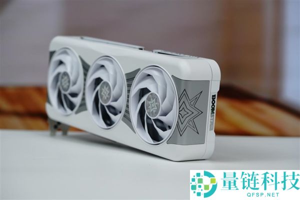 影驰 RTX 5070 星曜 LUNA OC 图赏：镜面背板设计惊艳亮相