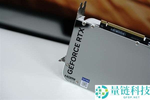 影驰 RTX 5070 星曜 LUNA OC 图赏：镜面背板设计惊艳亮相