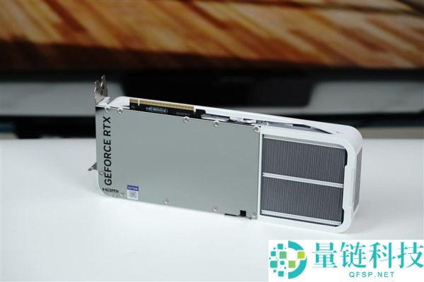 影驰 RTX 5070 星曜 LUNA OC 图赏：镜面背板设计惊艳亮相