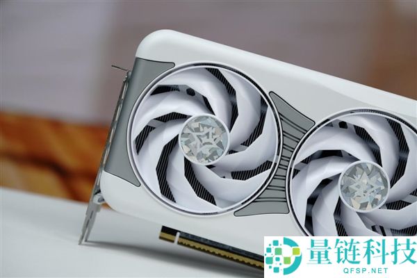 影驰 RTX 5070 星曜 LUNA OC 图赏：镜面背板设计惊艳亮相