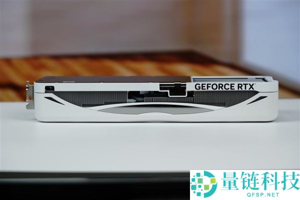 影驰 RTX 5070 星曜 LUNA OC 图赏：镜面背板设计惊艳亮相