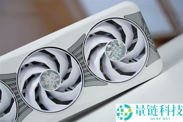 影驰 RTX 5070 星曜 LUNA OC 图赏：镜面背板设计惊艳亮相