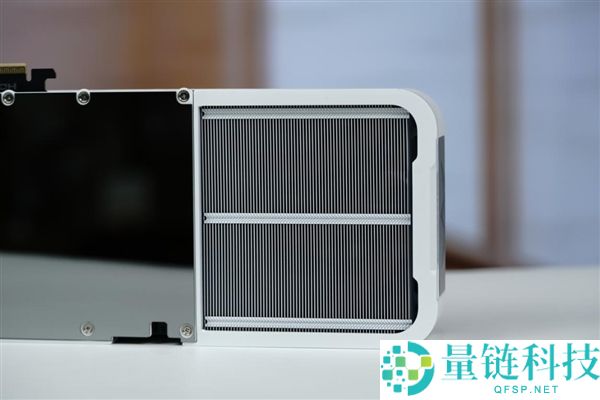 影驰 RTX 5070 星曜 LUNA OC 图赏：镜面背板设计惊艳亮相
