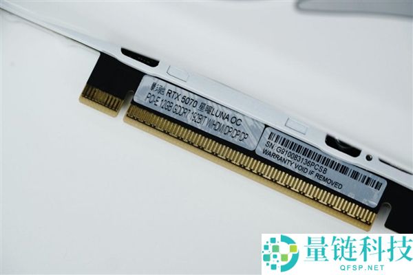 影驰 RTX 5070 星曜 LUNA OC 图赏：镜面背板设计惊艳亮相
