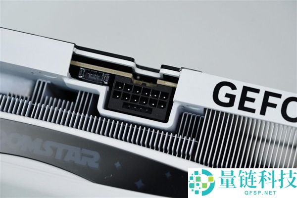 影驰 RTX 5070 星曜 LUNA OC 图赏：镜面背板设计惊艳亮相