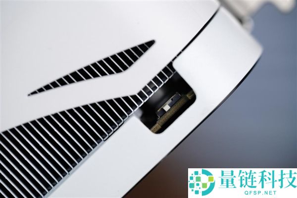 影驰 RTX 5070 星曜 LUNA OC 图赏：镜面背板设计惊艳亮相