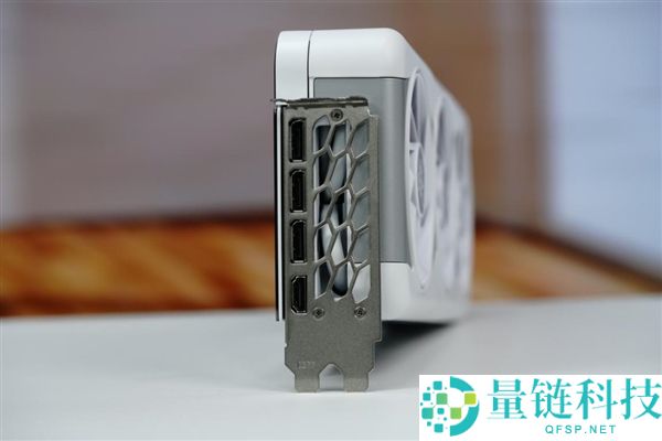 影驰 RTX 5070 星曜 LUNA OC 图赏：镜面背板设计惊艳亮相