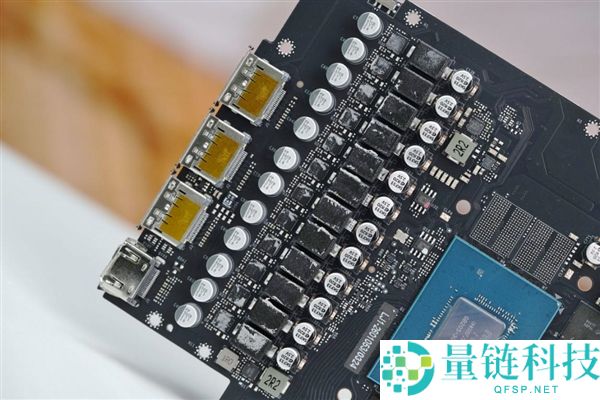 影驰 RTX 5070 星曜 LUNA OC 图赏：镜面背板设计惊艳亮相
