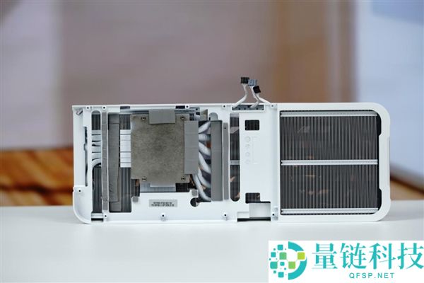影驰 RTX 5070 星曜 LUNA OC 图赏：镜面背板设计惊艳亮相