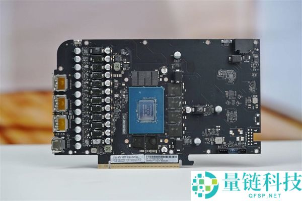 影驰 RTX 5070 星曜 LUNA OC 图赏：镜面背板设计惊艳亮相