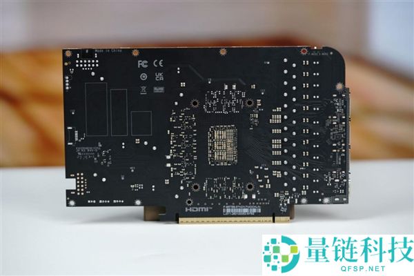 影驰 RTX 5070 星曜 LUNA OC 图赏：镜面背板设计惊艳亮相