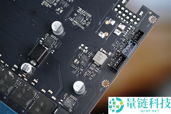 影驰 RTX 5070 星曜 LUNA OC 图赏：镜面背板设计惊艳亮相
