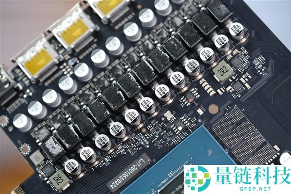 影驰 RTX 5070 星曜 LUNA OC 图赏：镜面背板设计惊艳亮相