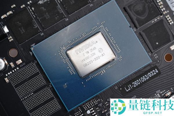 影驰 RTX 5070 星曜 LUNA OC 图赏：镜面背板设计惊艳亮相