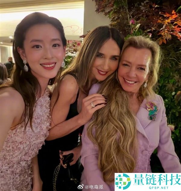 章泽天戛纳晚宴惊艳亮相：制服配蓝宝石项链，尽显国际顶级名媛风范