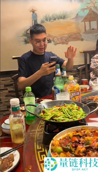 男子随手扔筷子竟击穿对面男子眼镜！万幸毫发无损，现场惊险瞬间