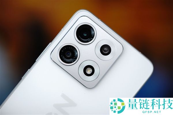 联想拯救者 Y70 手机图赏：随时随地畅玩 3A 大作，新一代性能旗舰揭秘