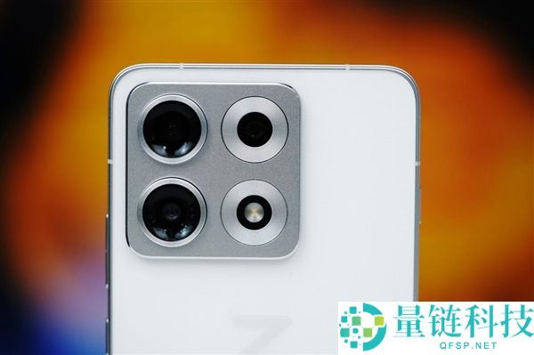 联想拯救者 Y70 手机图赏：随时随地畅玩 3A 大作，新一代性能旗舰揭秘