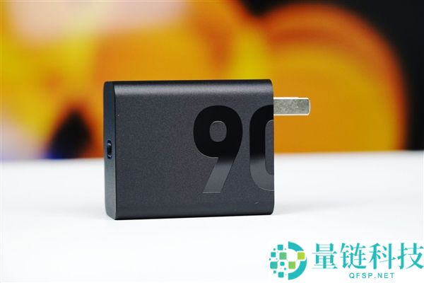 联想拯救者 Y70 手机图赏：随时随地畅玩 3A 大作，新一代性能旗舰揭秘
