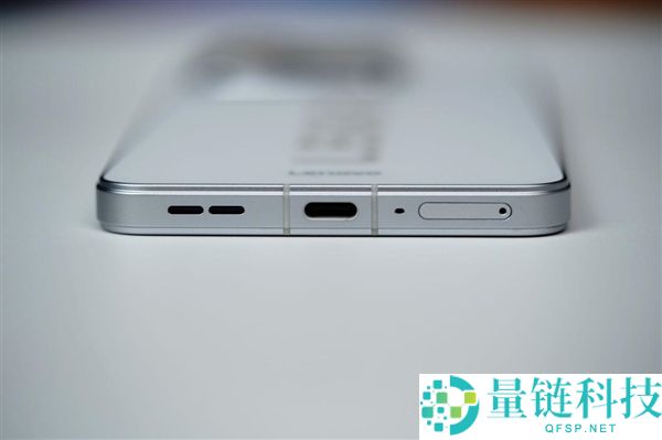 联想拯救者 Y70 手机图赏：随时随地畅玩 3A 大作，新一代性能旗舰揭秘