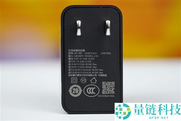 联想拯救者 Y70 手机图赏：随时随地畅玩 3A 大作，新一代性能旗舰揭秘