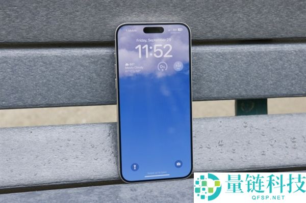 iPhone 17 Pro 铝合金掉漆频发：翻车不断，苹果设计或重回钛金属