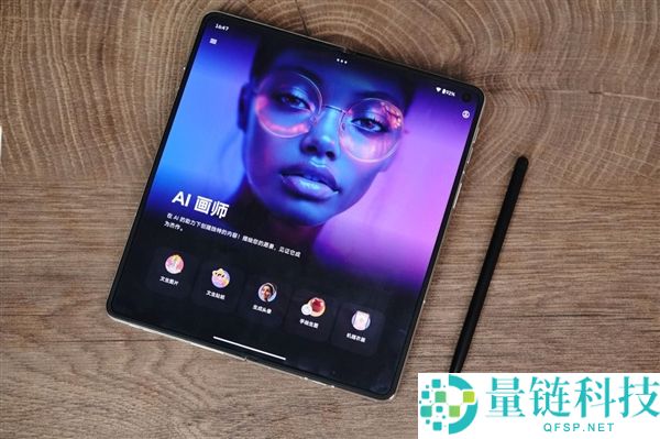 联想 moto 首款大折叠手机图赏：moto razr fold 外观细节全解析