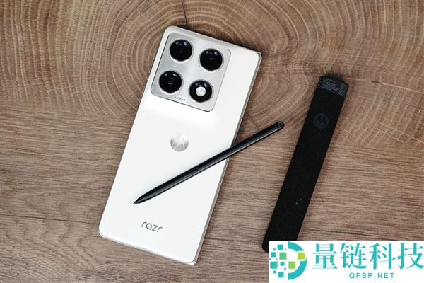 联想 moto 首款大折叠手机图赏：moto razr fold 外观细节全解析