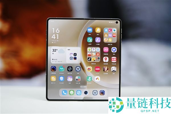 联想 moto 首款大折叠手机图赏：moto razr fold 外观细节全解析