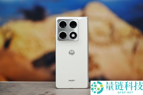 联想 moto 首款大折叠手机图赏：moto razr fold 外观细节全解析