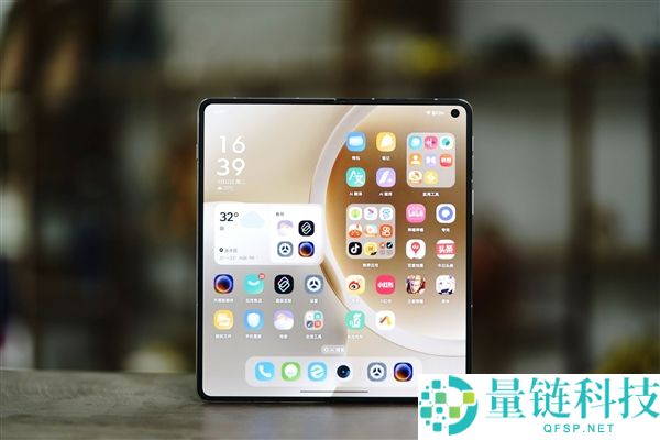 联想 moto 首款大折叠手机图赏：moto razr fold 外观细节全解析