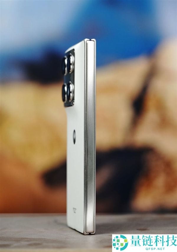 联想 moto 首款大折叠手机图赏：moto razr fold 外观细节全解析