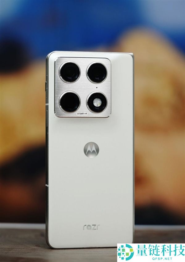 联想 moto 首款大折叠手机图赏：moto razr fold 外观细节全解析