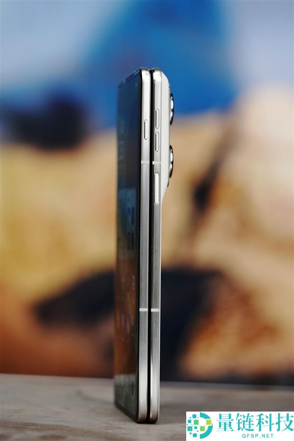 联想 moto 首款大折叠手机图赏：moto razr fold 外观细节全解析