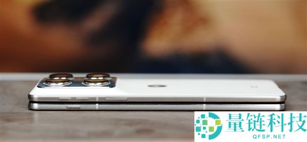 联想 moto 首款大折叠手机图赏：moto razr fold 外观细节全解析