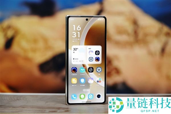 联想 moto 首款大折叠手机图赏：moto razr fold 外观细节全解析