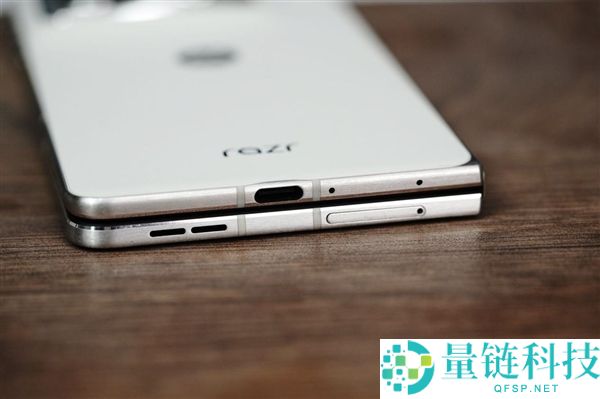 联想 moto 首款大折叠手机图赏：moto razr fold 外观细节全解析