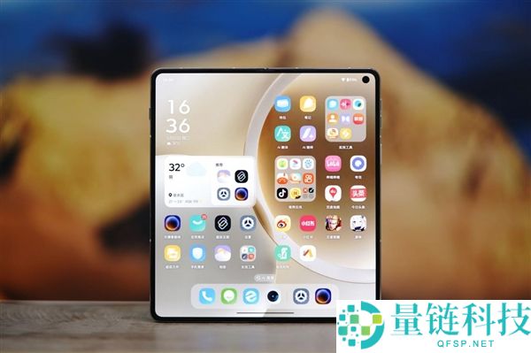 联想 moto 首款大折叠手机图赏：moto razr fold 外观细节全解析