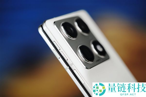 联想 moto 首款大折叠手机图赏：moto razr fold 外观细节全解析