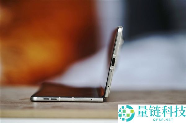 联想 moto 首款大折叠手机图赏：moto razr fold 外观细节全解析
