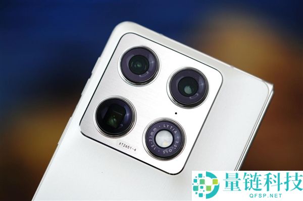 联想 moto 首款大折叠手机图赏：moto razr fold 外观细节全解析