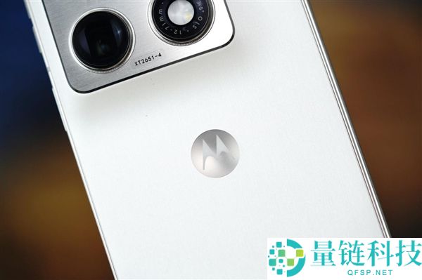 联想 moto 首款大折叠手机图赏：moto razr fold 外观细节全解析